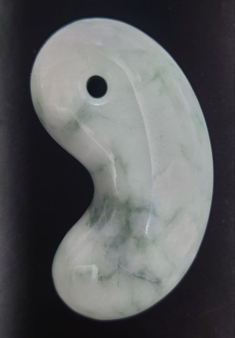 糸魚川翡翠　勾玉　ぷっくり50g超え