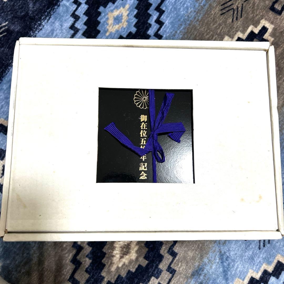 御在位五拾年（50年）記念の金像（置物）