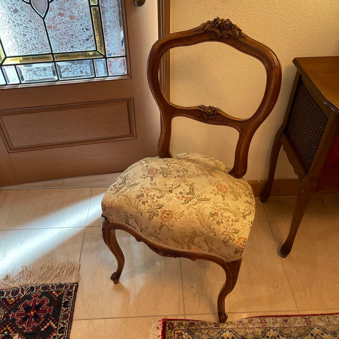 フレンチスタイル フランス製　木製椅子 花の彫刻付き