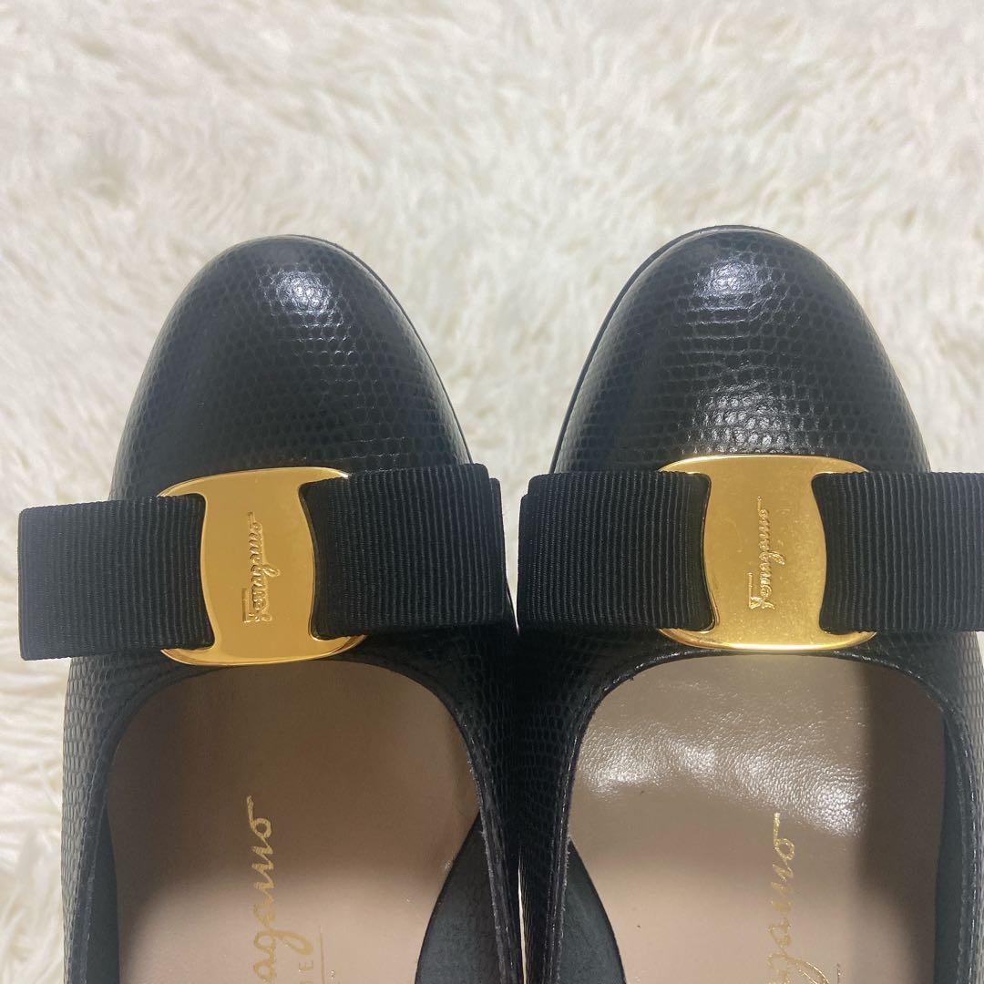 【美品】フェラガモ　ヴァラリボン パンプス　型押し　ブラック　23.5