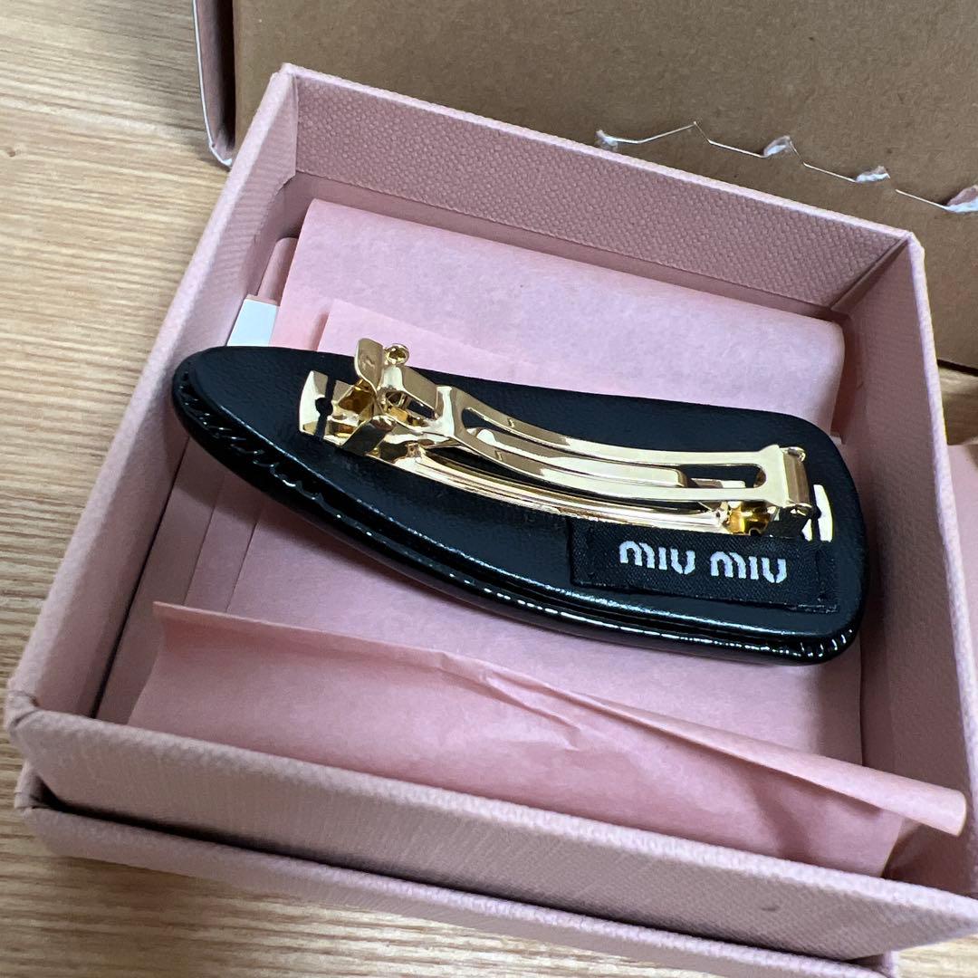 miumiu パテントレザーヘアクリップ ブラック