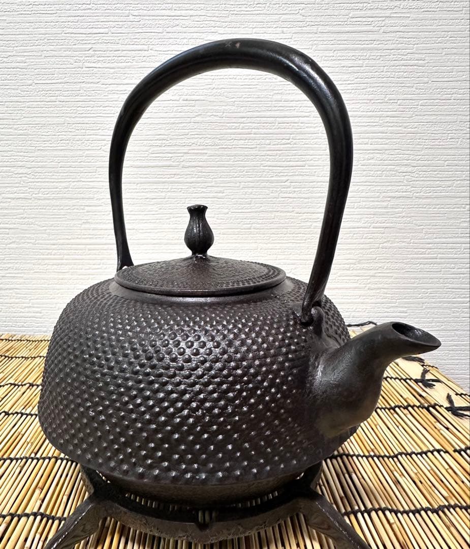 未使用、付属品付　岩手県奥州 佐秋鋳造所佐藤守巨造 真作保証　南部鉄瓶 南部鉄器