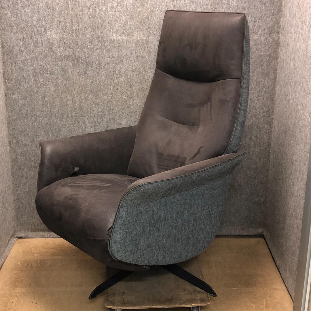 超美品　リクライニングチェア　フットレスト連動　コンパクトサイズ