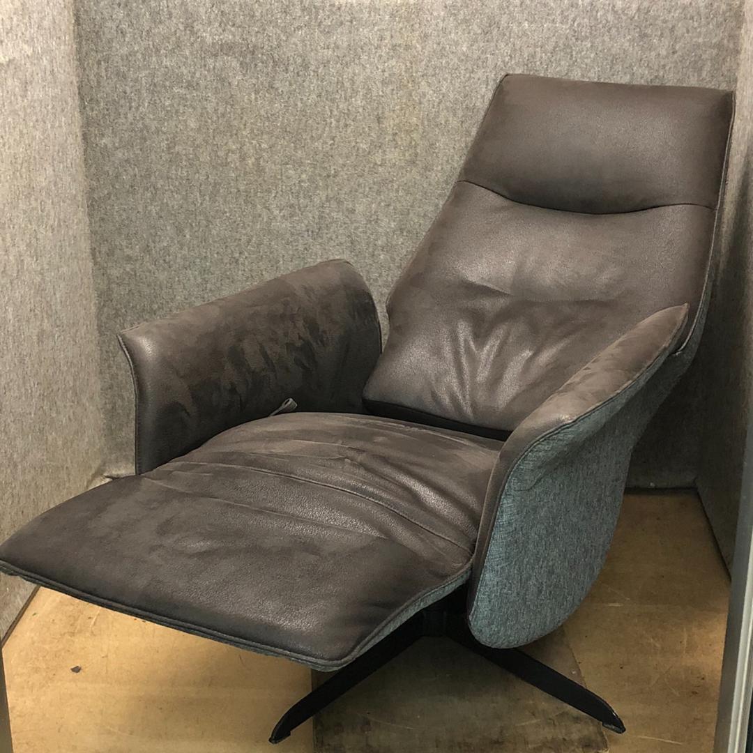 超美品　リクライニングチェア　フットレスト連動　コンパクトサイズ