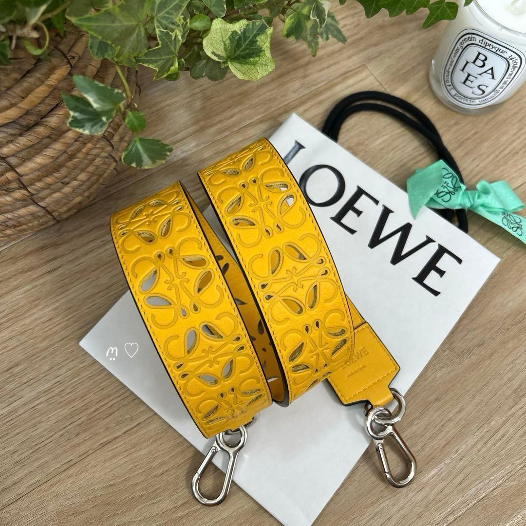 LOEWE　ロエベ　アナグラムカットアウト　ショルダーストラップ　バッグチャーム
