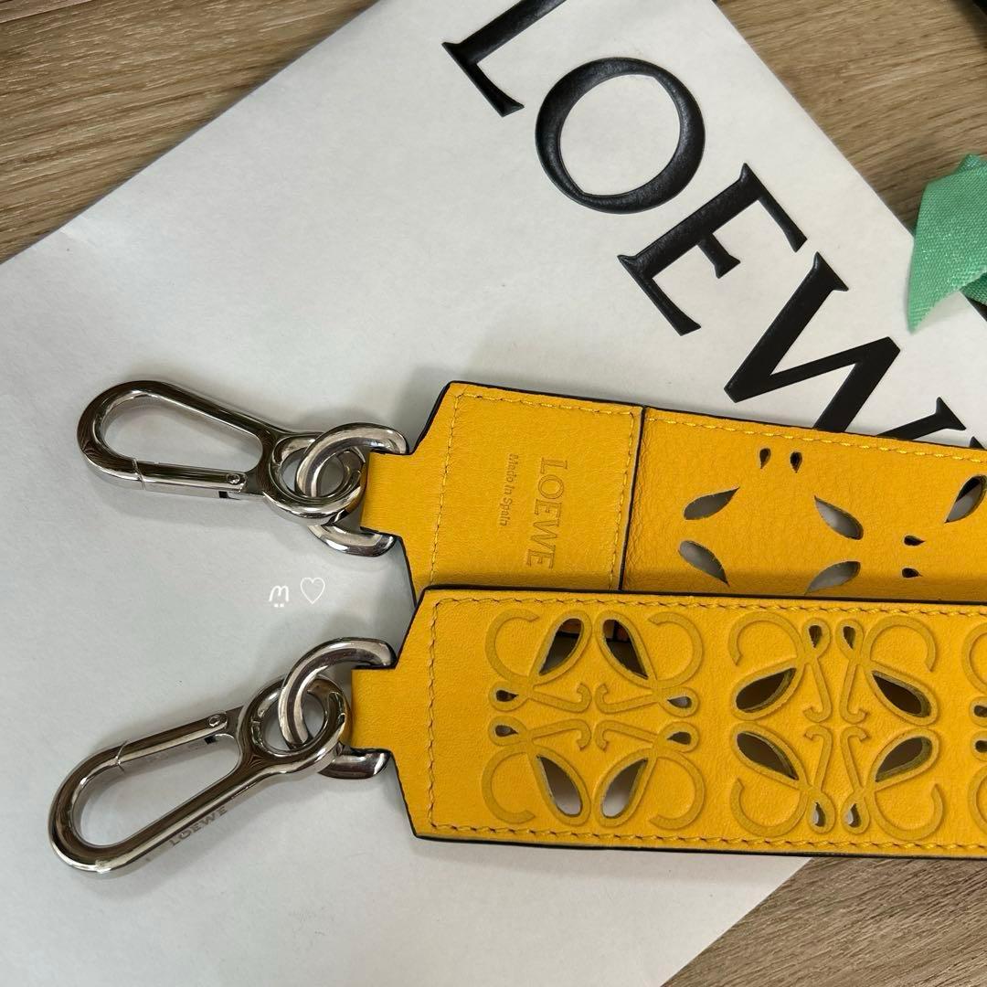 LOEWE　ロエベ　アナグラムカットアウト　ショルダーストラップ　バッグチャーム