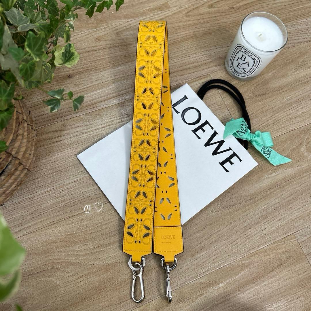 LOEWE　ロエベ　アナグラムカットアウト　ショルダーストラップ　バッグチャーム