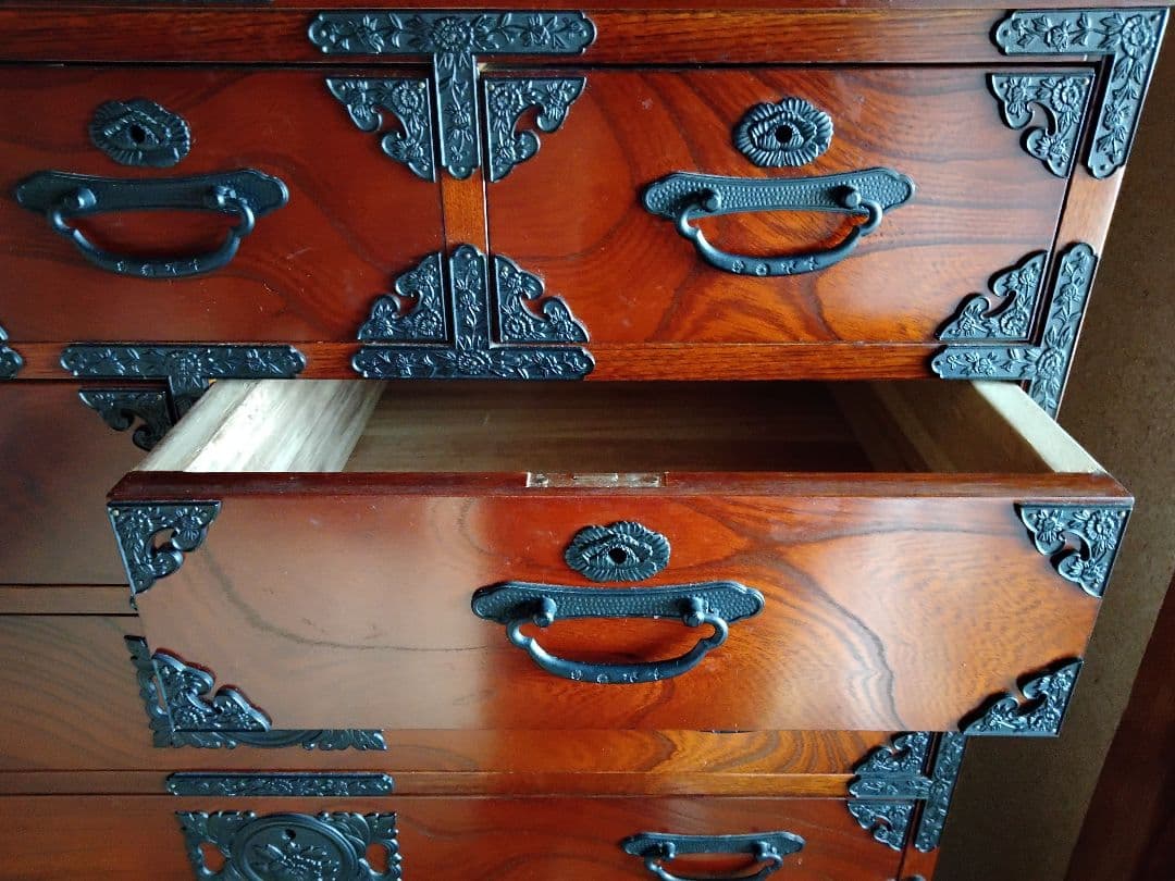 伝統的な和風木製タンス 7引き出し