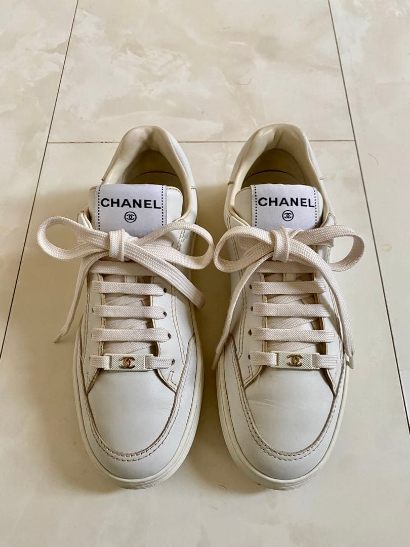 美品 23年製 シャネル ロゴプレート スニーカー 36 23cm CHANEL
