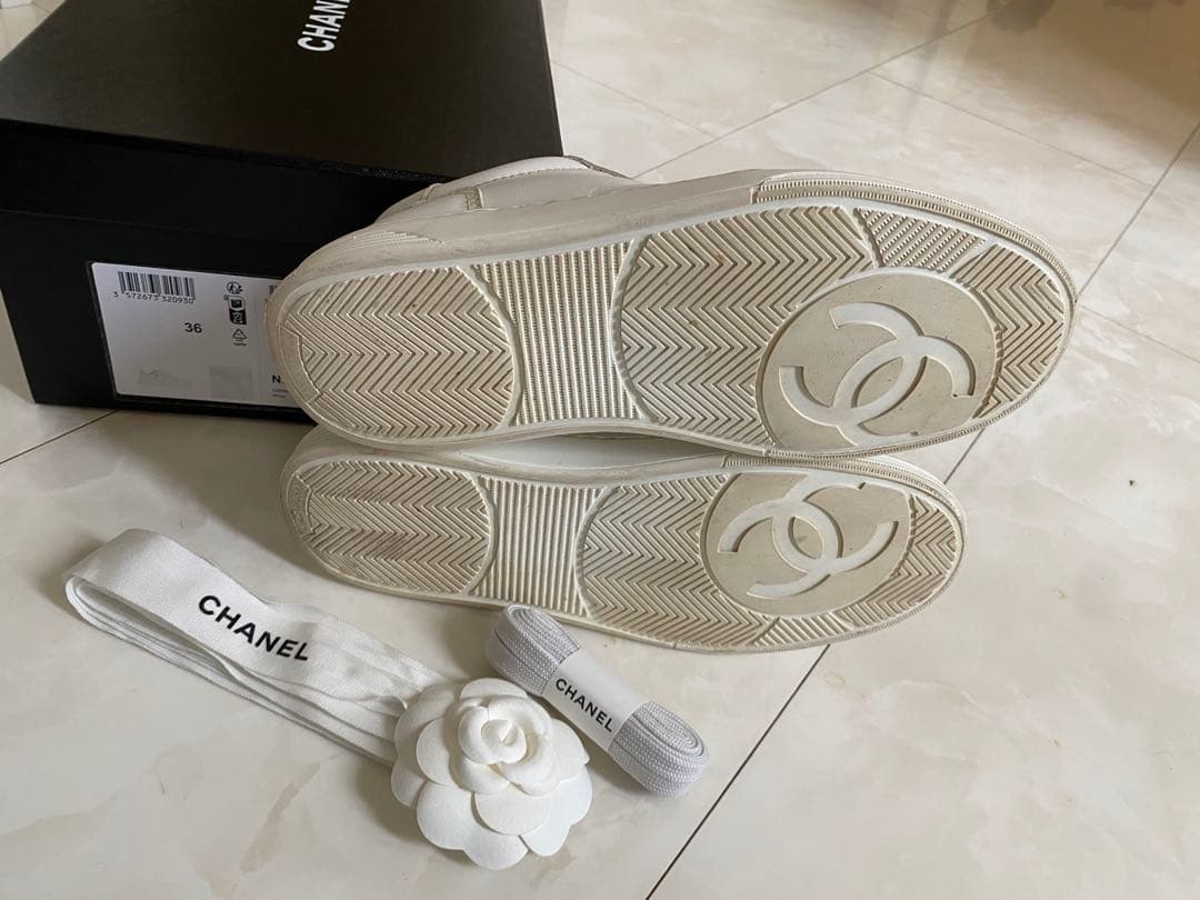 美品 23年製 シャネル ロゴプレート スニーカー 36 23cm CHANEL