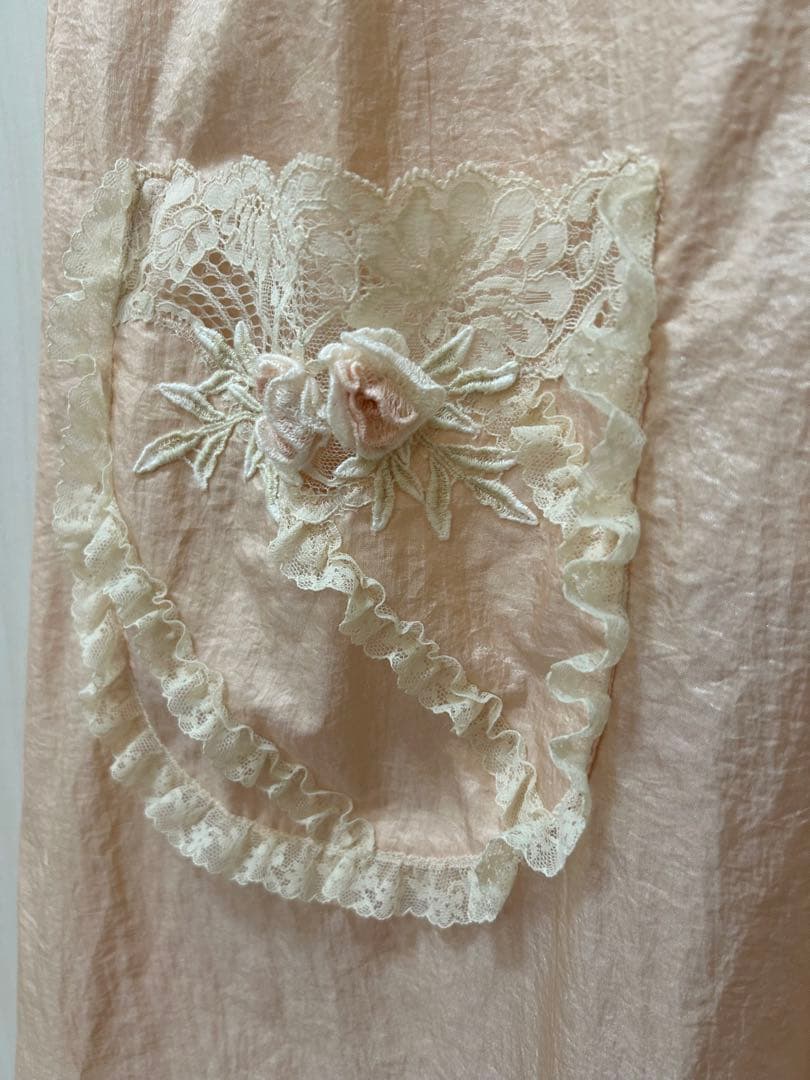 新品未使用さえら可愛いヒスクローネピンクのレース装飾エプロンゆったりサイズ