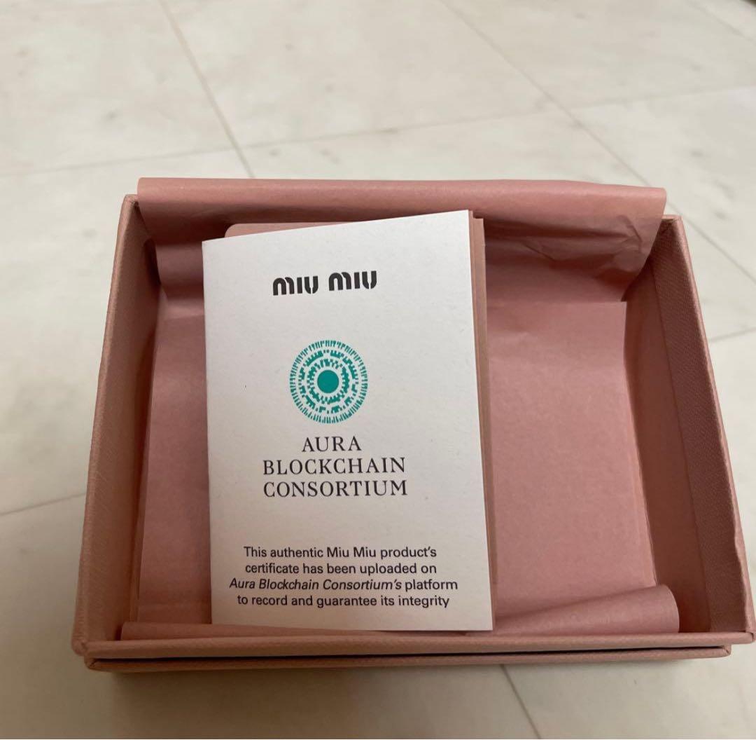 miumiu 三つ折りレザー財布