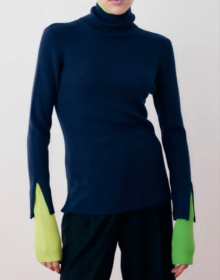 ネイビーとライムグリーンのタートルネックニット