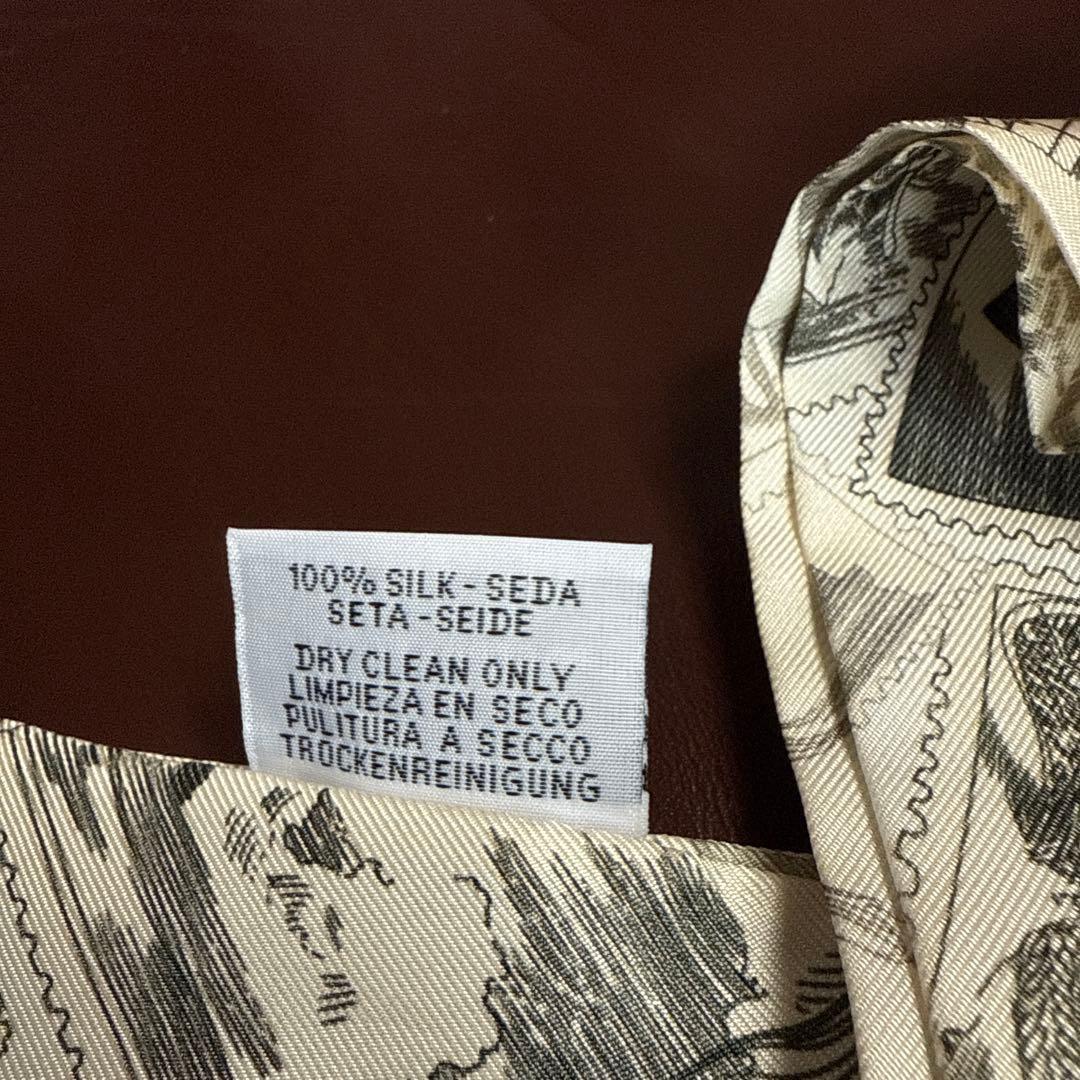 HERMES シルクツィリー　フォーブルの切手愛好家　薄めのベージュ・グレージュ
