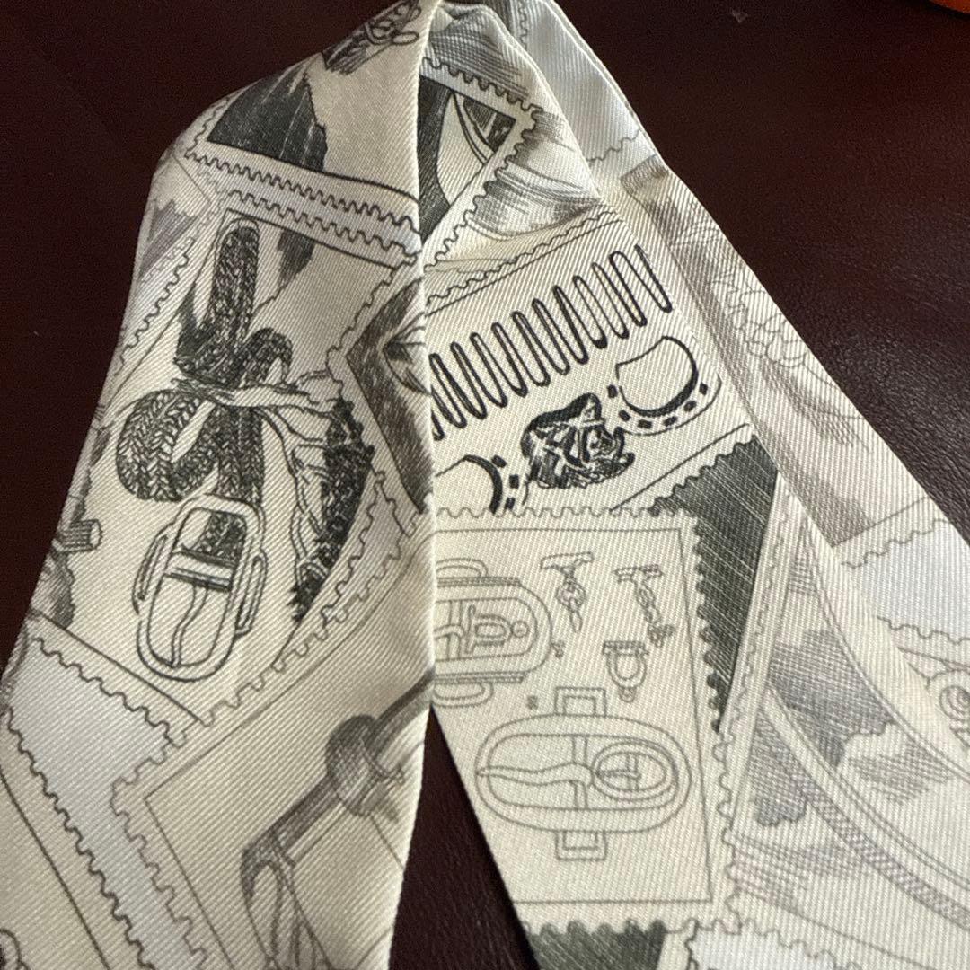 HERMES シルクツィリー　フォーブルの切手愛好家　薄めのベージュ・グレージュ