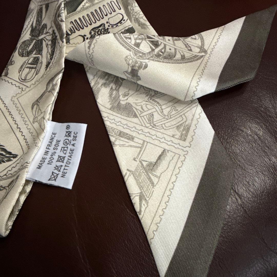 HERMES シルクツィリー　フォーブルの切手愛好家　薄めのベージュ・グレージュ
