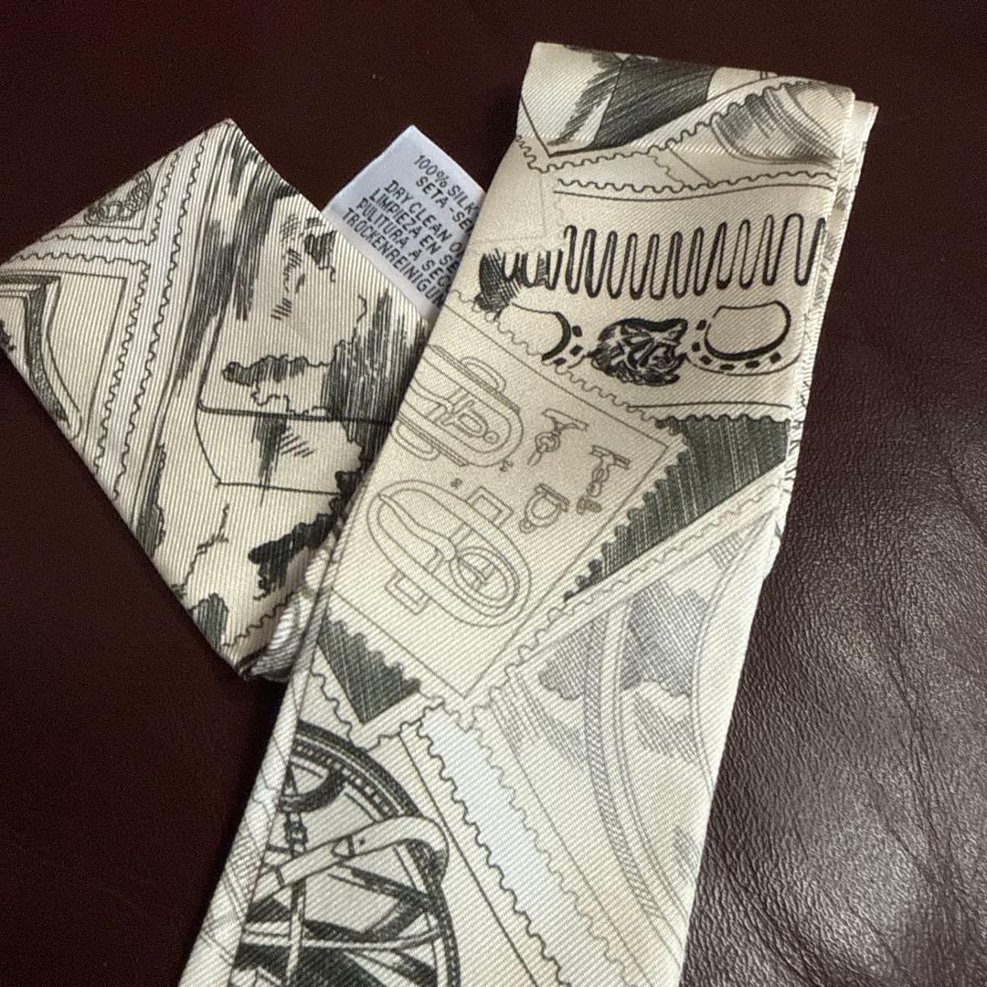 HERMES シルクツィリー　フォーブルの切手愛好家　薄めのベージュ・グレージュ