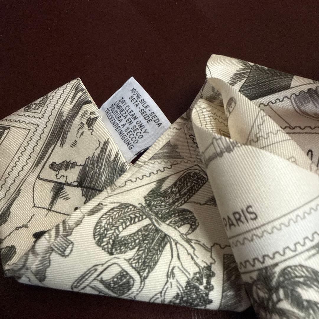 HERMES シルクツィリー　フォーブルの切手愛好家　薄めのベージュ・グレージュ