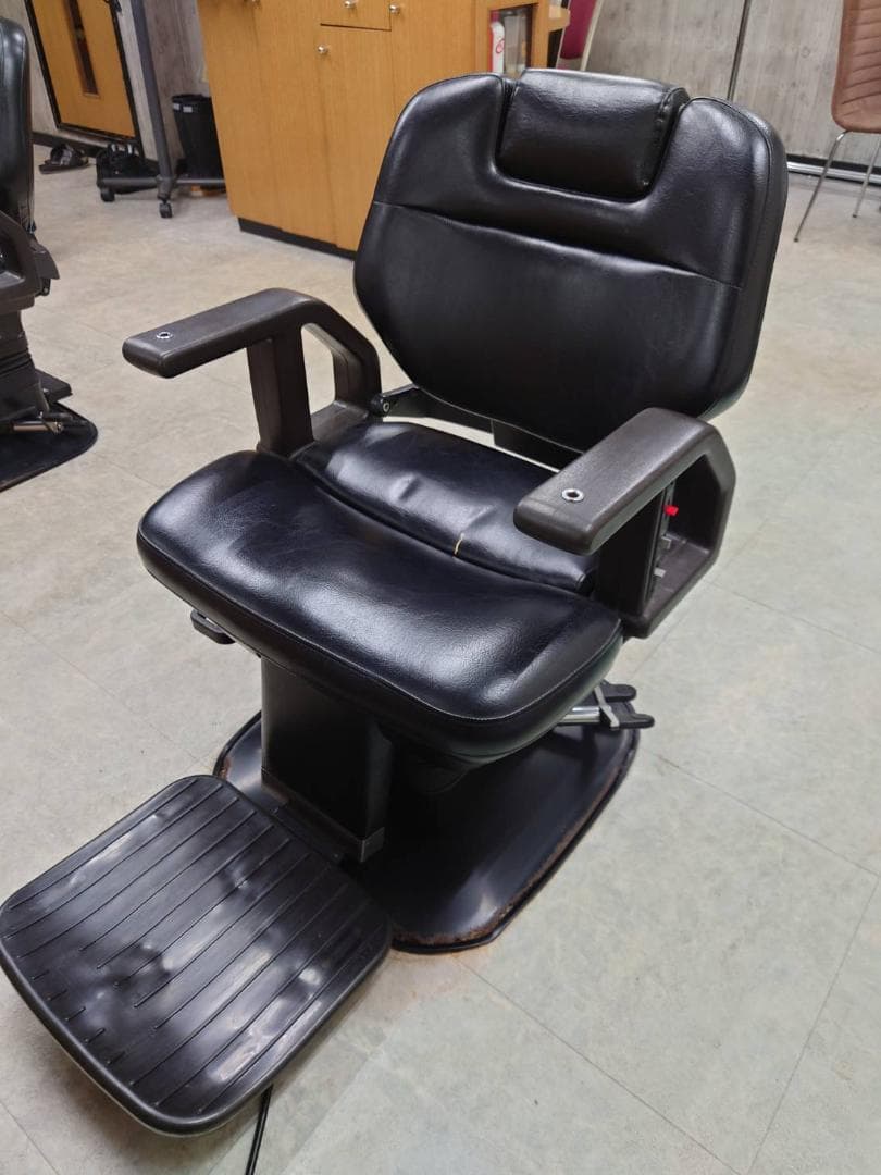 札幌　TAKARABELMONT製　電動バーバーチェア「PLUS」