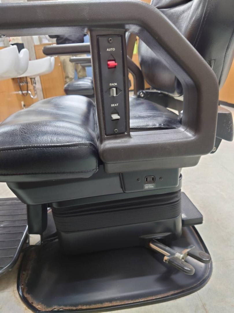 札幌　TAKARABELMONT製　電動バーバーチェア「PLUS」