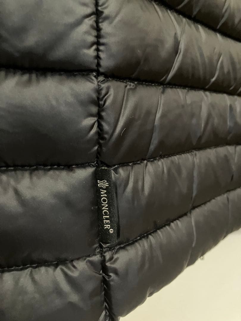 Moncler モンクレール　ビーズ飾りの素敵なライトダウンノーカラージャケット