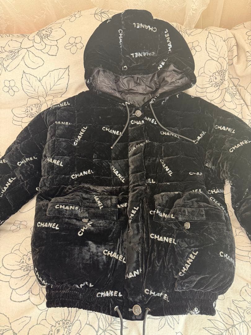 【CHANEL】ブラック ダウンジャケット フード付き