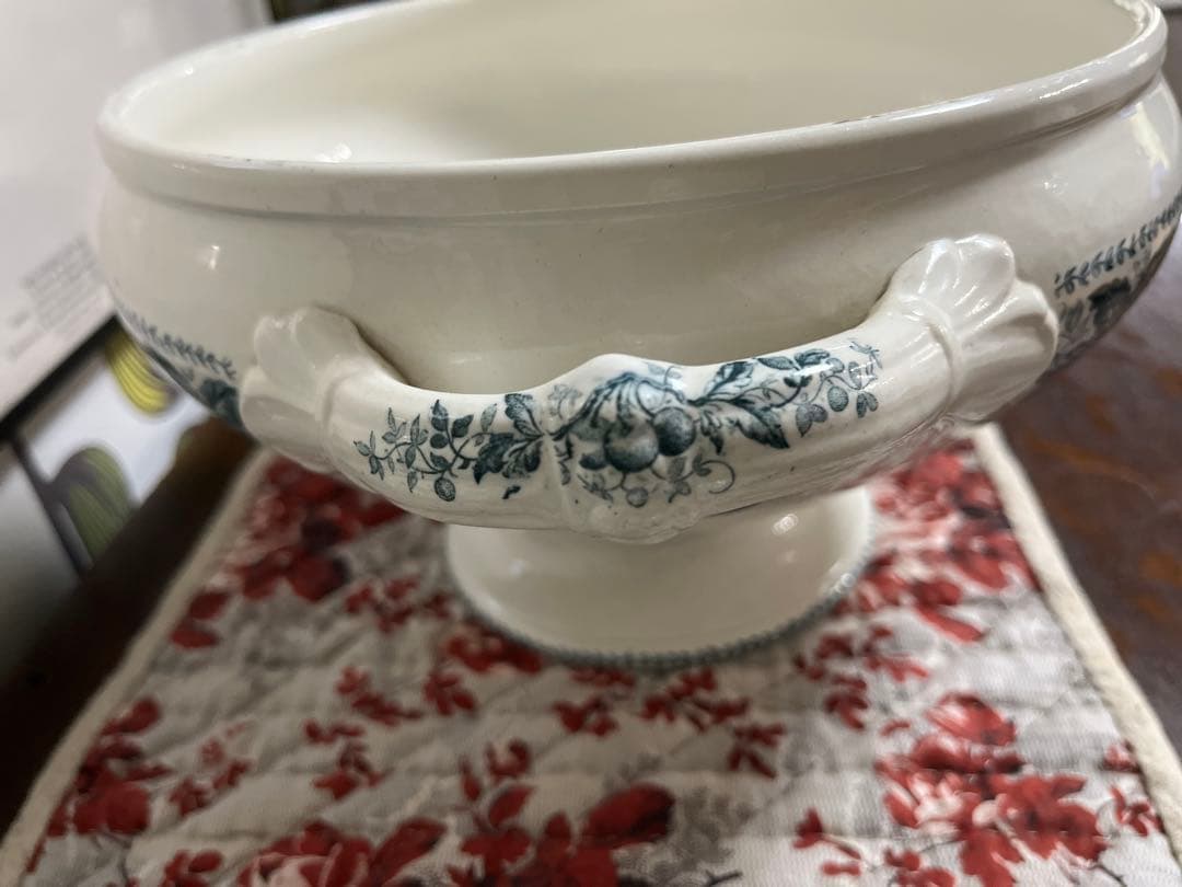 最終お値下げフランスアンティーク　桜桃模様のスーピル持ち手迄幅30㌢バドンビレー