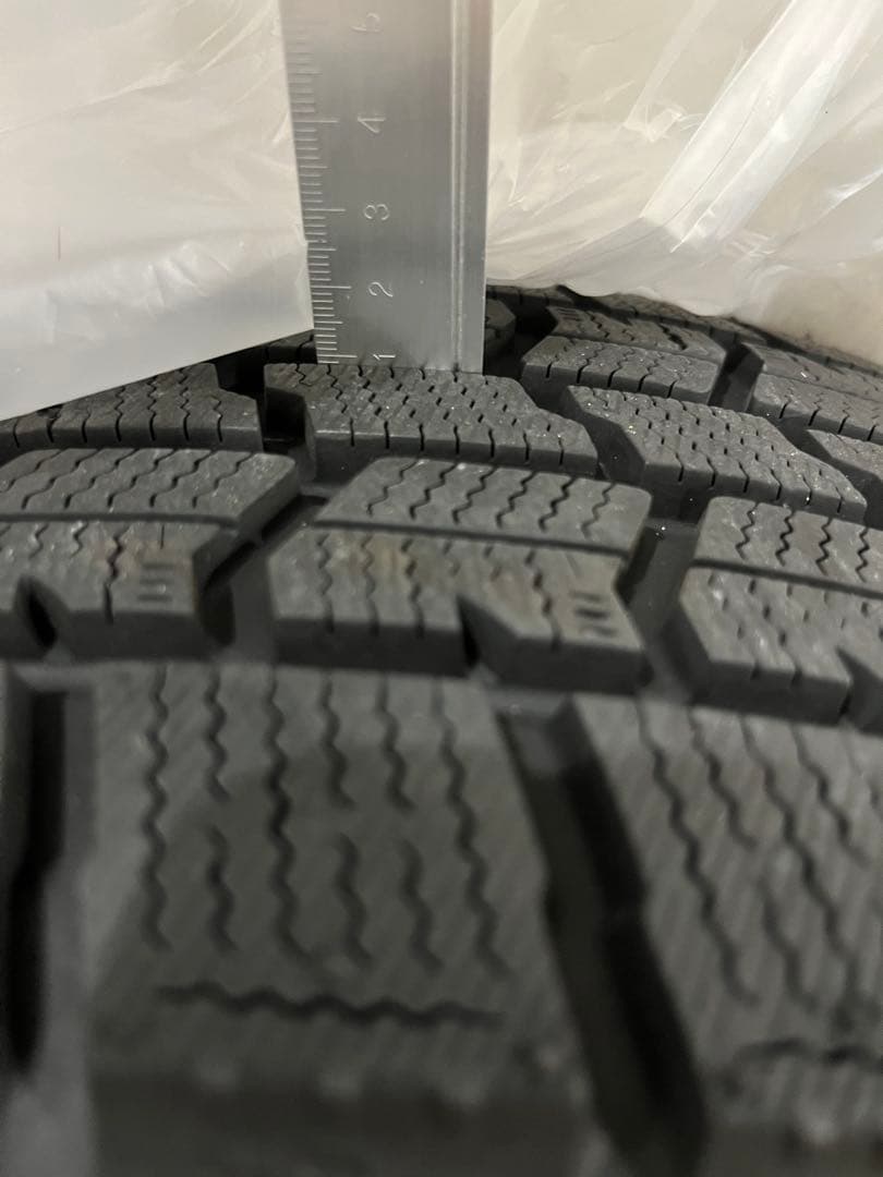 ともやま　スタッドレスタイヤ　195/60/17　バリ溝　2023年製