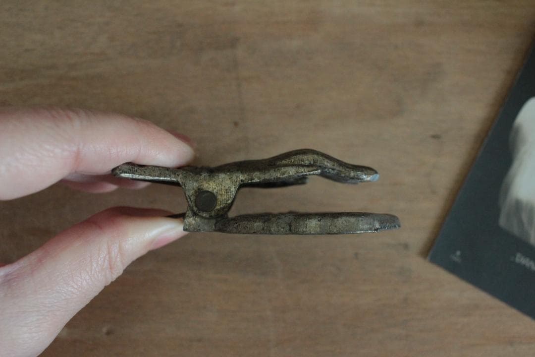 アンティークハンドモチーフクリップ・金属製