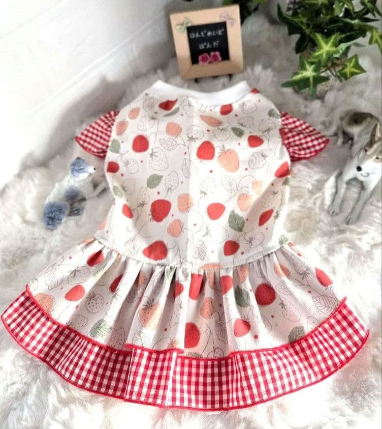 ハンドメイド犬服・シンプルベリー柄・ギャザーたっぷりワンピース