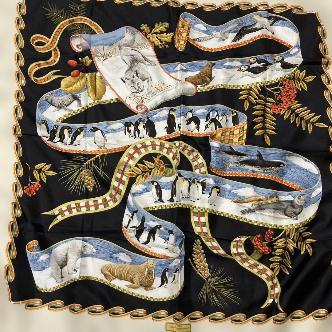 フェラガモ　スカーフ　ペンギン　松ぼっくり　赤い実