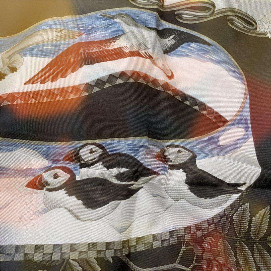 フェラガモ　スカーフ　ペンギン　松ぼっくり　赤い実