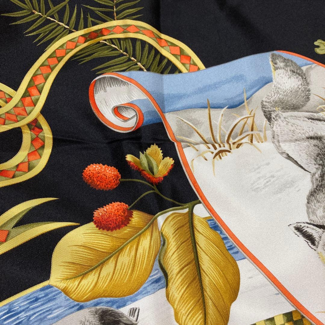 フェラガモ　スカーフ　ペンギン　松ぼっくり　赤い実