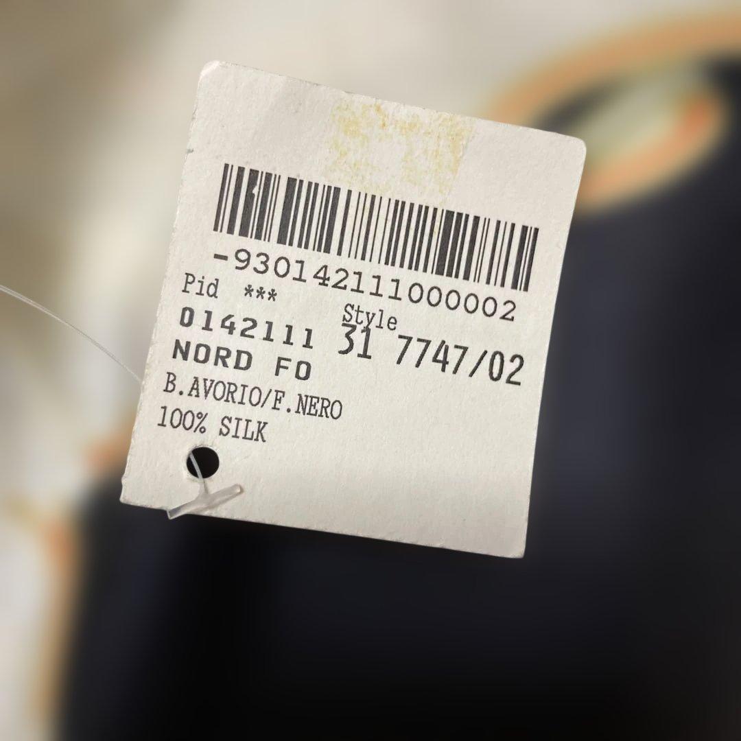 フェラガモ　スカーフ　ペンギン　松ぼっくり　赤い実