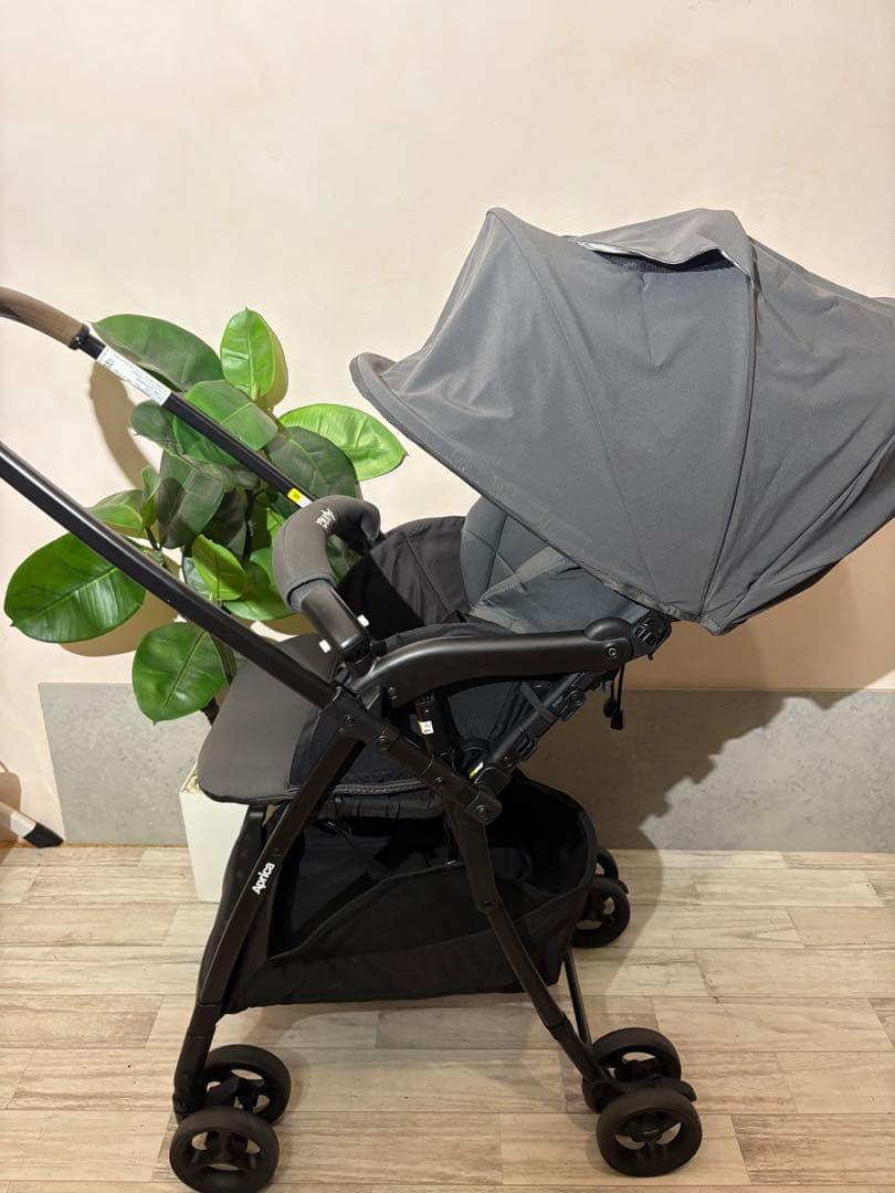 軽量グレー ベビーカー 折りたたみ　アップリカ　KAROONAIR