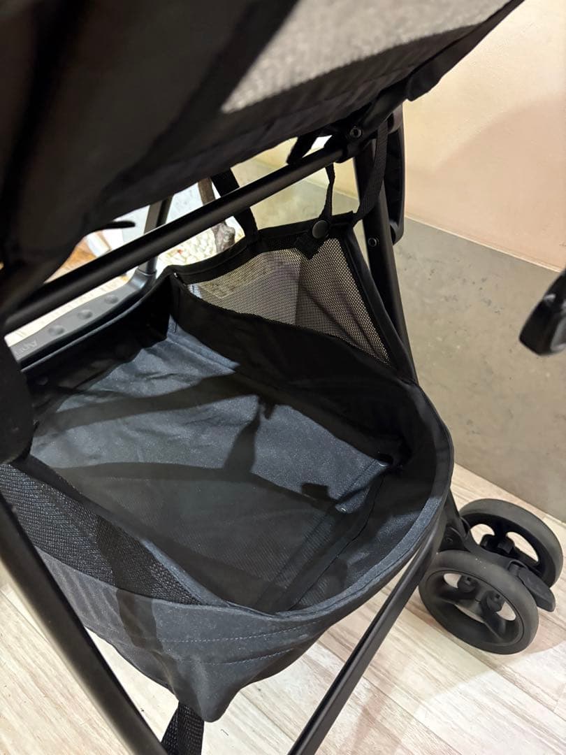 軽量グレー ベビーカー 折りたたみ　アップリカ　KAROONAIR