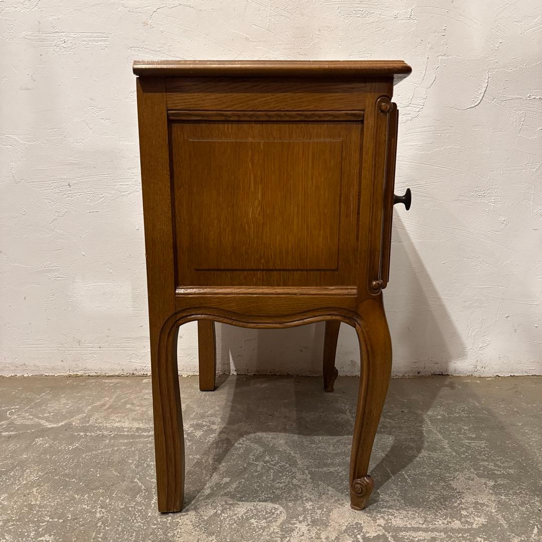 カスミ草ヴィンテージ　木製サイドテーブル　扉収納付き　1