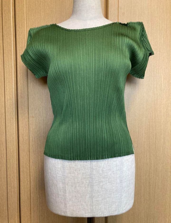 プリーツプリーズ　イッセイミヤケ　半袖トップス　グリーン　サイズ不明