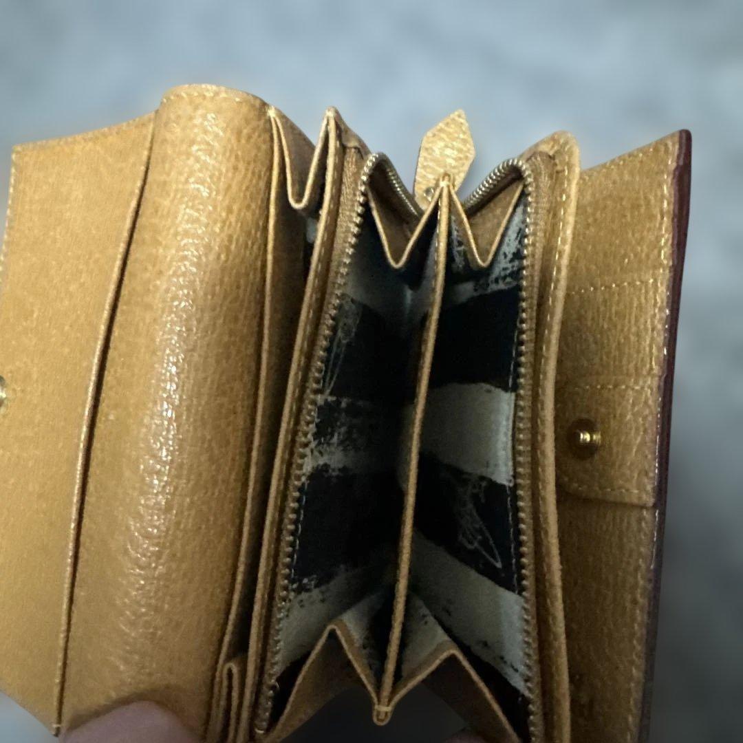 Vivienne Westwoodベージュ 三つ折り財布 金色ロゴ付き