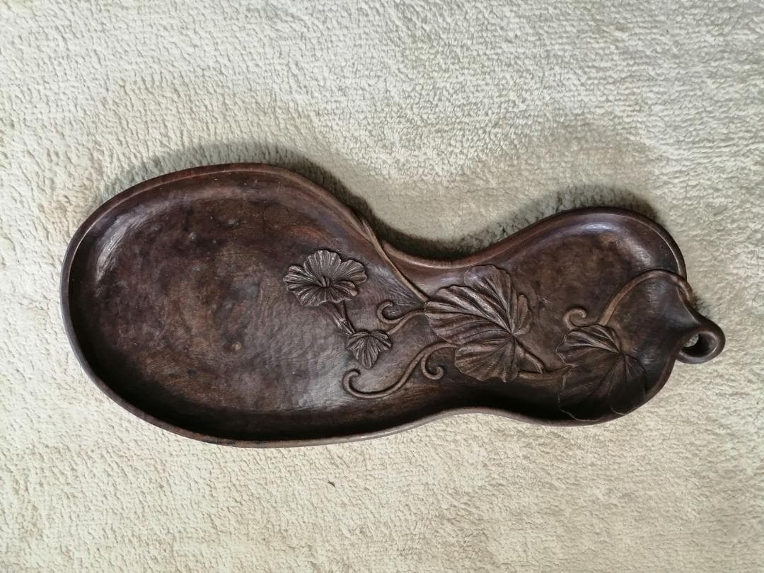 瓢箪型の大きい木のお盆