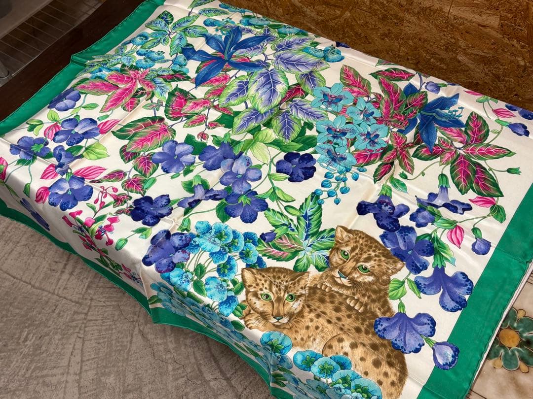 クリスチャン・ディオール　ヴィンテージ　スカーフ ヒョウ　約86×86cm