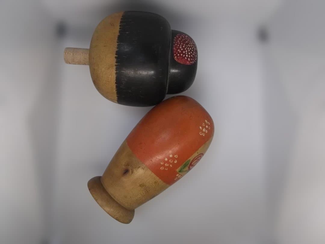 赤い花柄の木製こけし人形