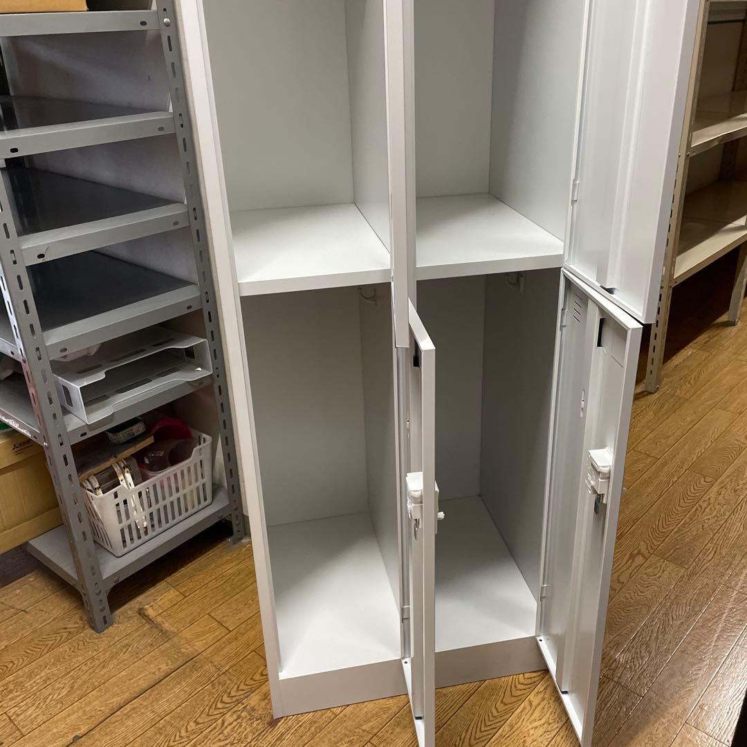 ホワイト 4つのロッカー