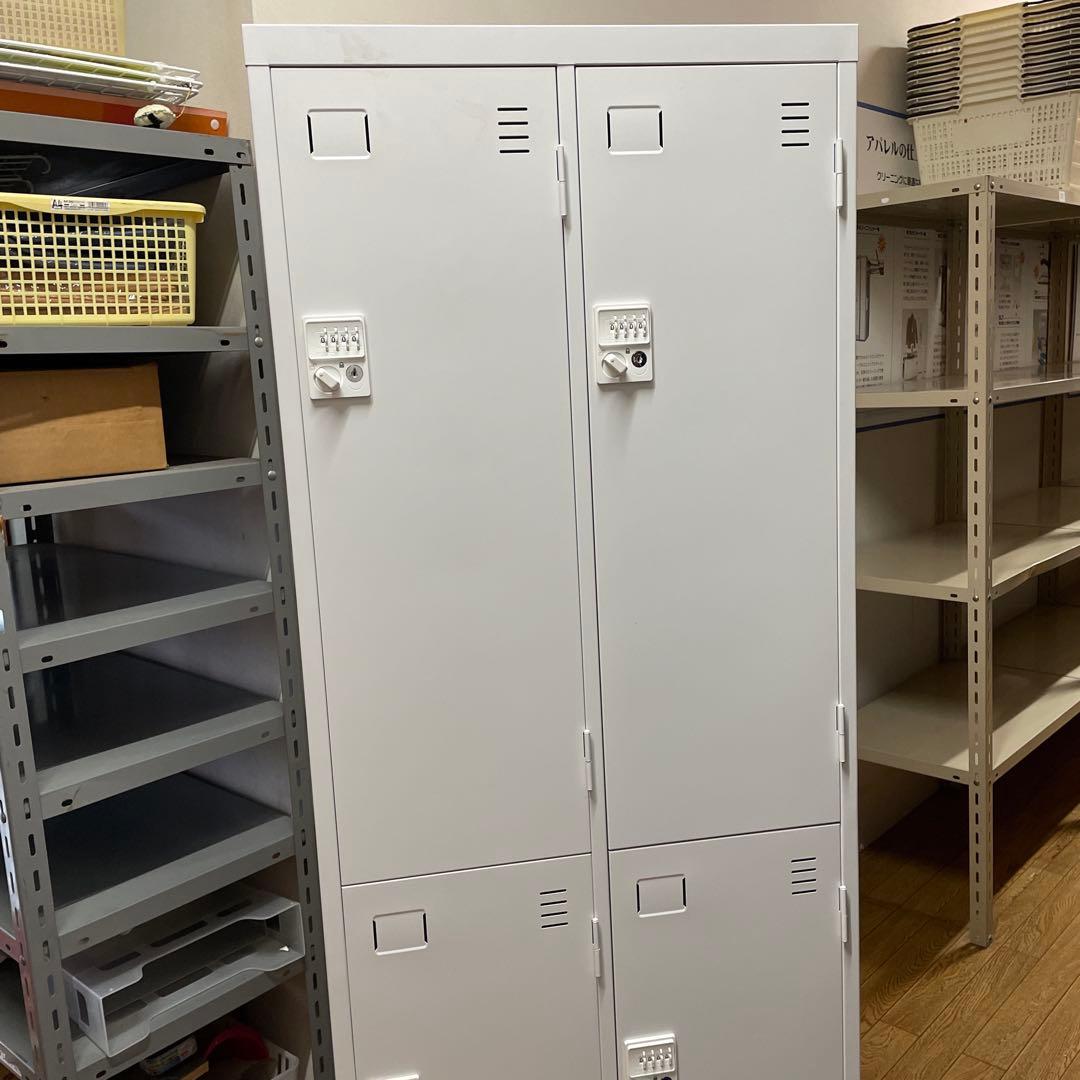 ホワイト 4つのロッカー