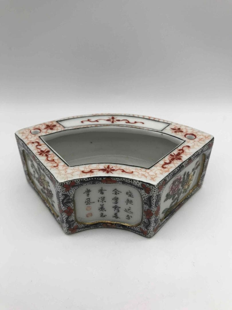 清道光時代 【大清道光年製】在銘 粉彩 琺瑯彩金彩錦雞墨彩詩文水丞(F-16)