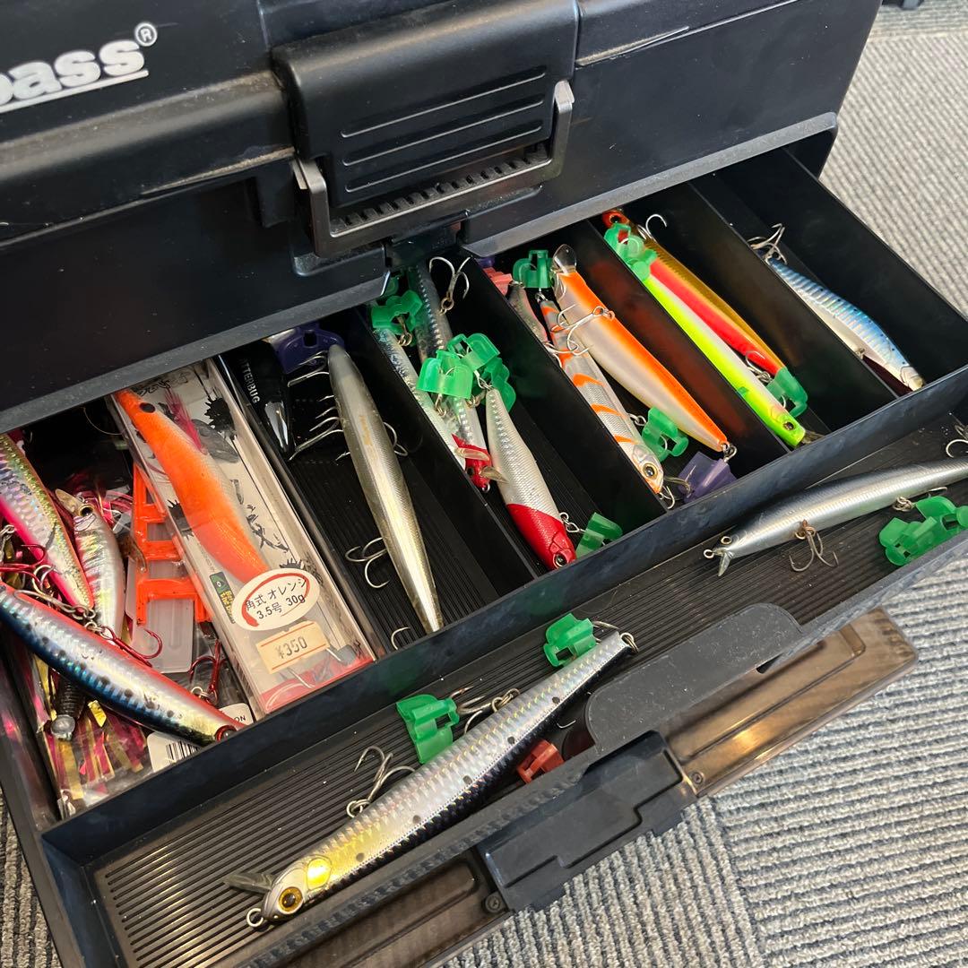 ルアーボックスとルアーなど