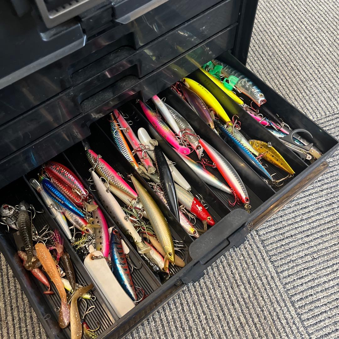 ルアーボックスとルアーなど