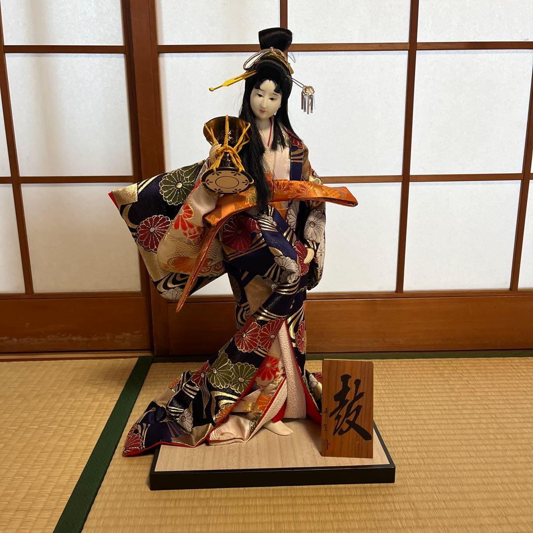 伝統的な日本人形 華やかな着物 工芸品 約50cm ガラスケース付き