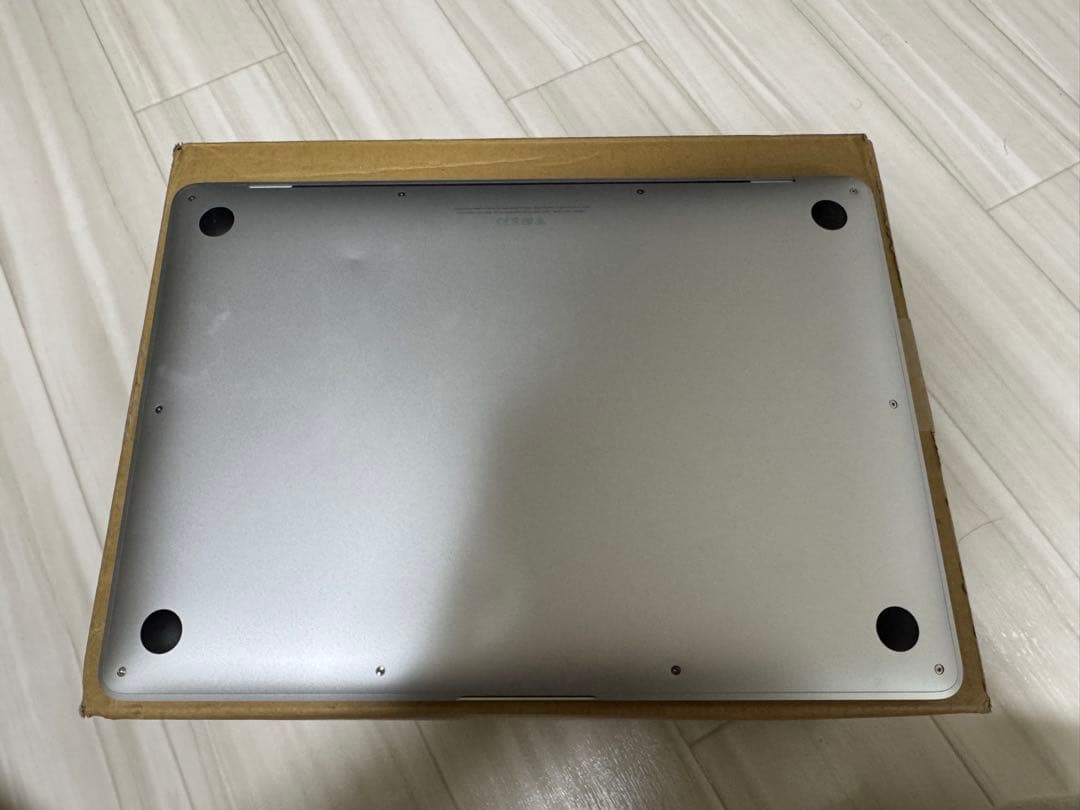 M1チップ　Apple MacBook Air (M1, 256GB, 8GB)