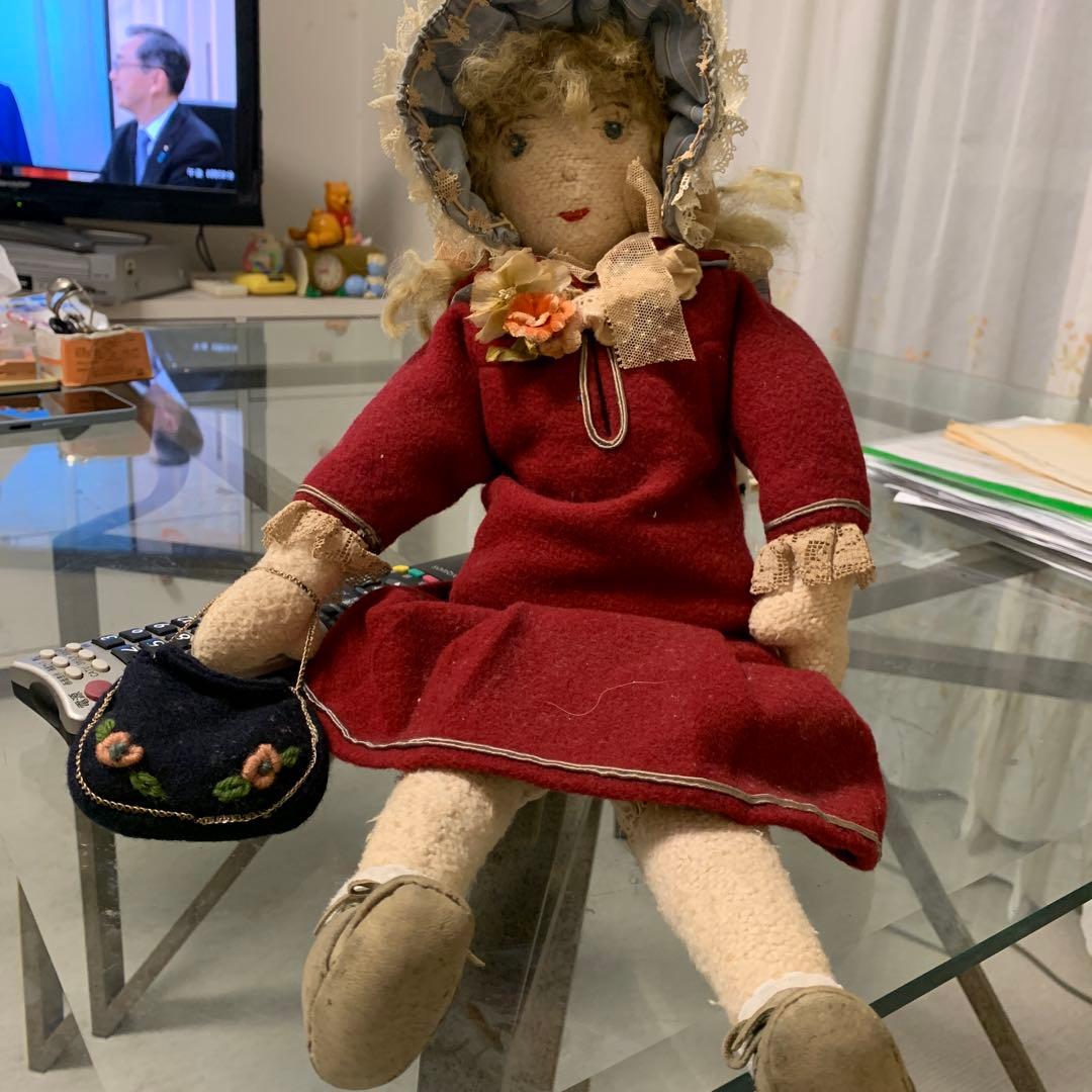 ウール製赤いドレス人形